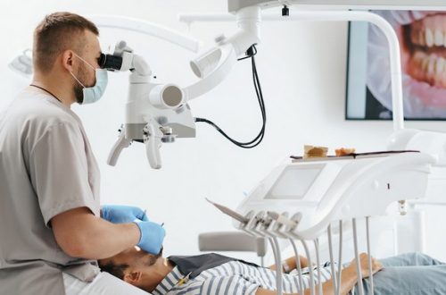 Профилактический осмотр и лечение зубов в современной стоматологической клинике.