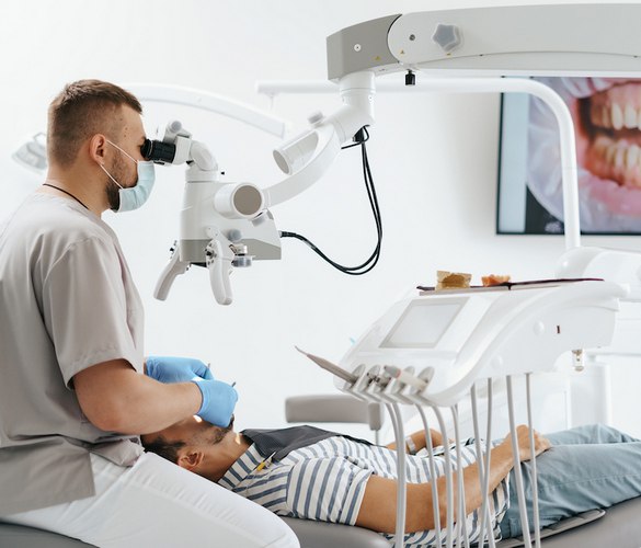 Профилактический осмотр и лечение зубов в современной стоматологической клинике.